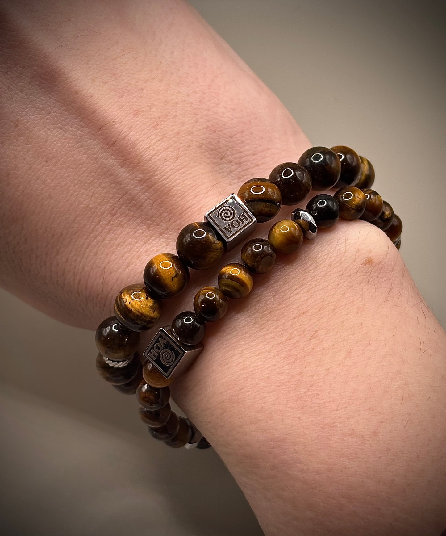 Стилна гривна талисман от естествено тигрово око със специфични златисто-кафяви отблясъци, създадена за лична защита и успех.