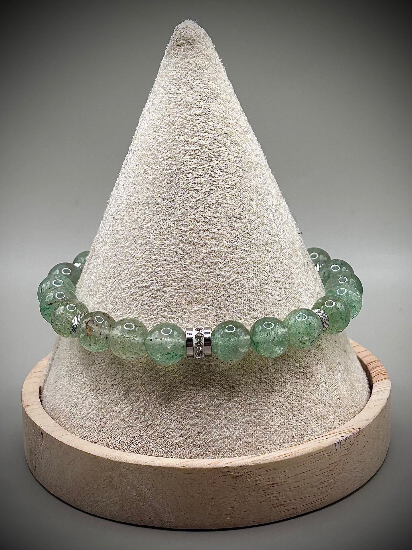 HOA гривна от зелен авантюрин клас AAA+ с естествени полирани мъниста и метални акценти, ръчно изработена с луксозен дизайн и мек зелен блясък за баланс, късмет и изобилие.