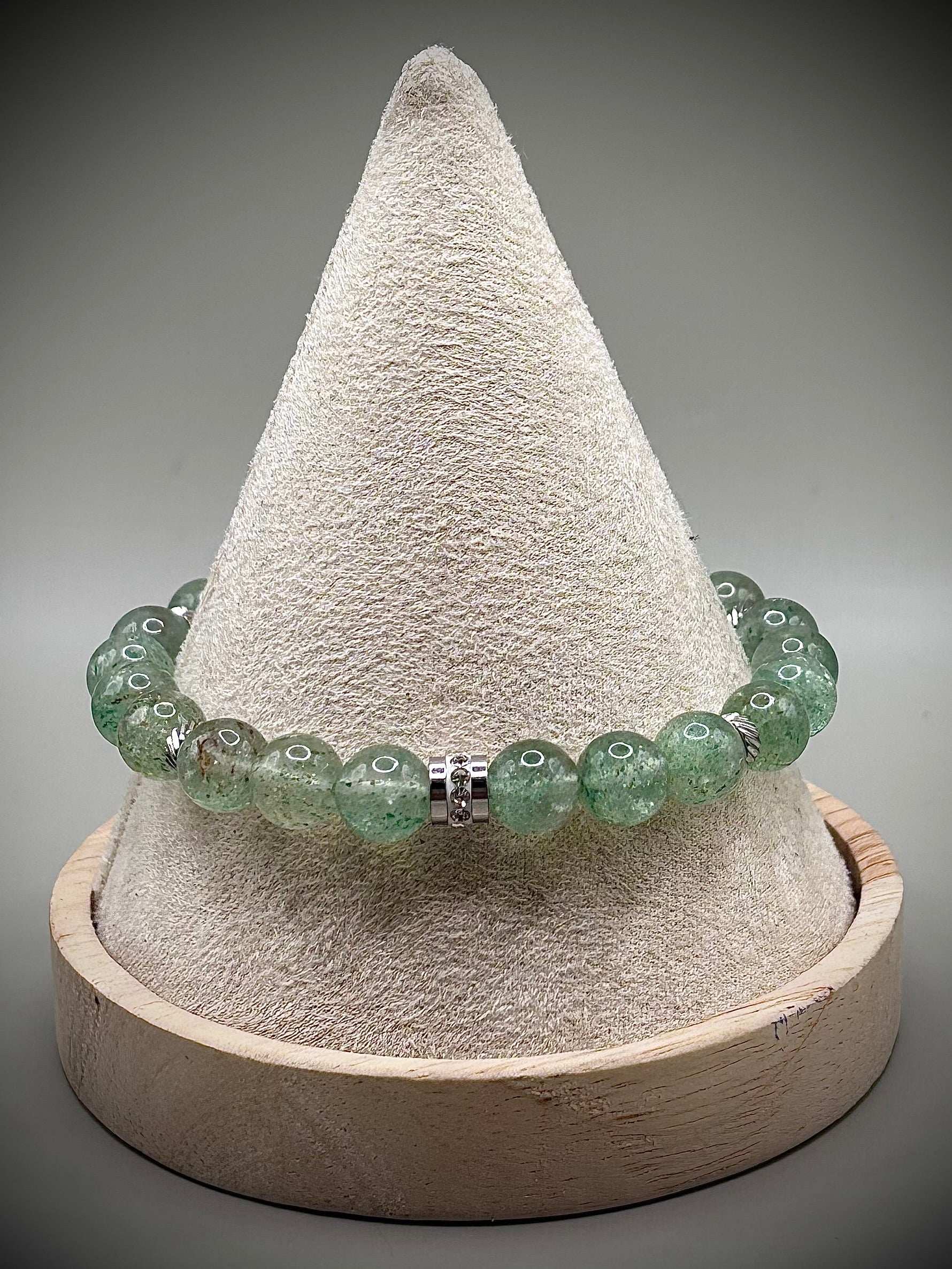 HOA гривна от зелен авантюрин клас AAA+ с естествени полирани мъниста и метални акценти, ръчно изработена с луксозен дизайн и мек зелен блясък за баланс, късмет и изобилие.