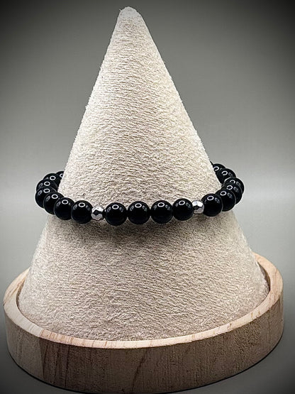 Мощна защитна гривна от плътен черен турмалин, ръчно нанизана с тъмни кристали за изчистване на негативната енергия.