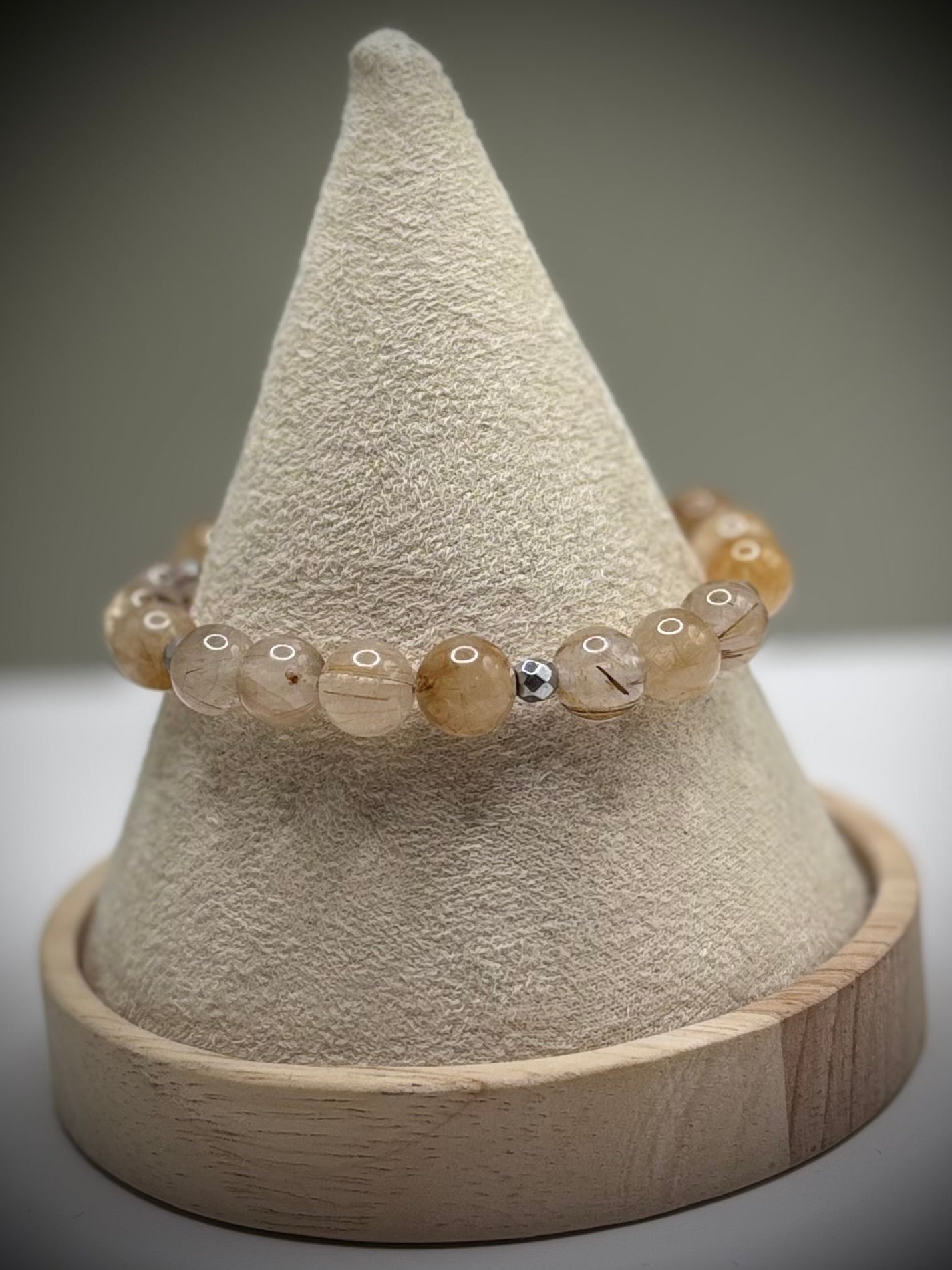 Гривна HOA „Рутилов кварц“ от естествени камъни, ръчно изработена. Висок клас рутилов кварц в светъл и изразителен стил.