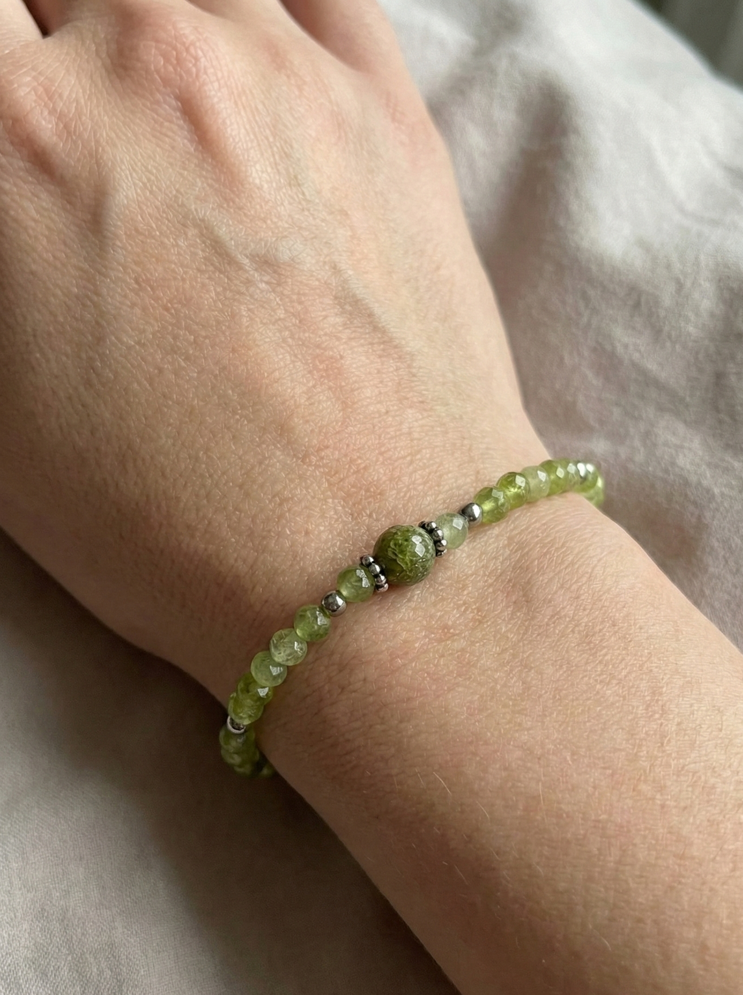 Ръчно изработена гривна от естествен перидот с фасетирани мъниста и метален елемент, елегантно бижу в свеж зелен цвят и фин блясък