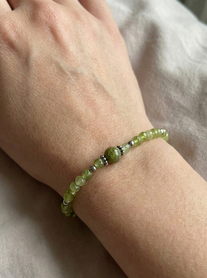 Ръчно изработена гривна от естествен перидот с фасетирани мъниста и метален елемент, елегантно бижу в свеж зелен цвят и фин блясък