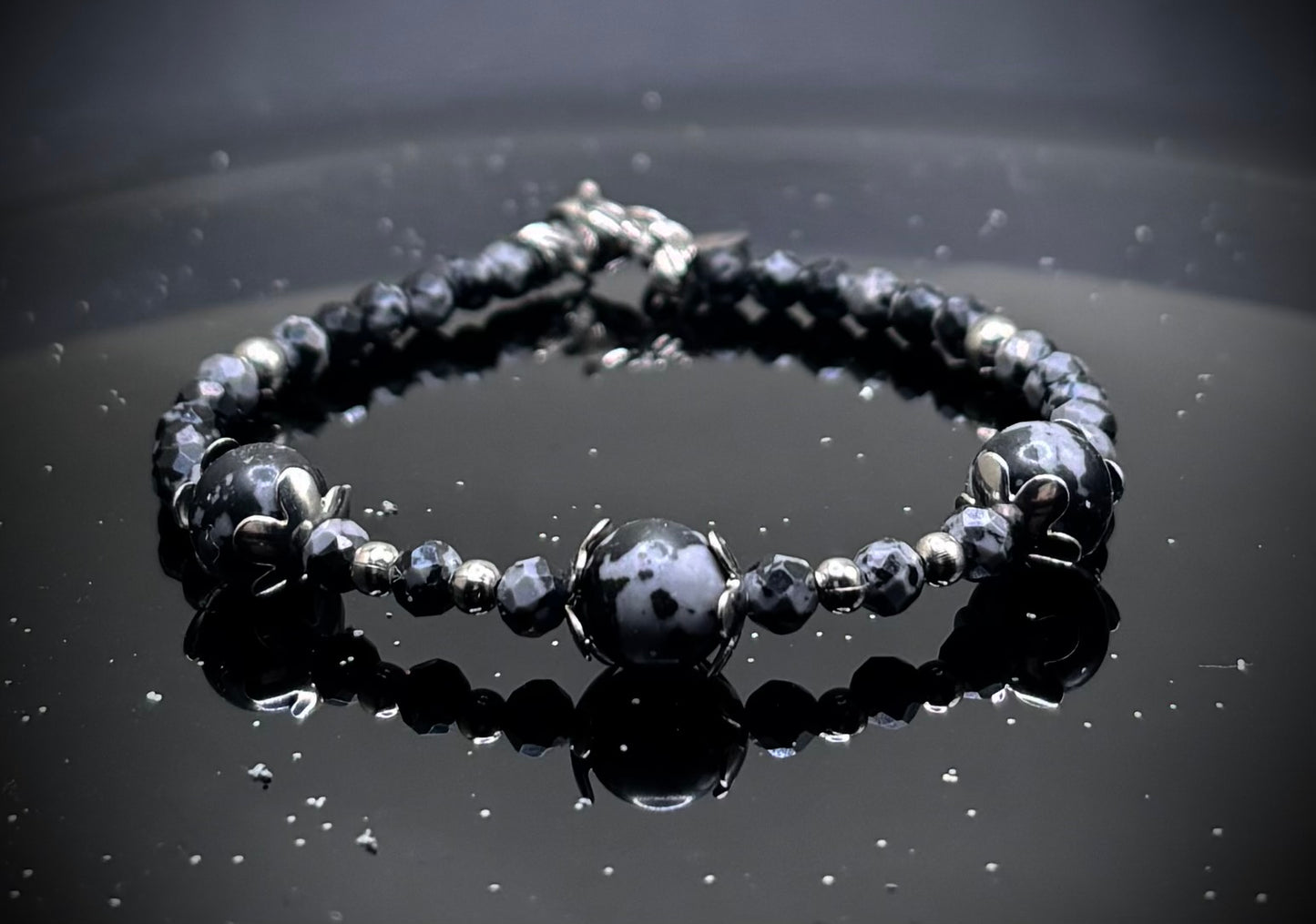 HOA Снежен обсидиан: Галактически Поток - дамска гривна с фасетиран Снежен обсидиан