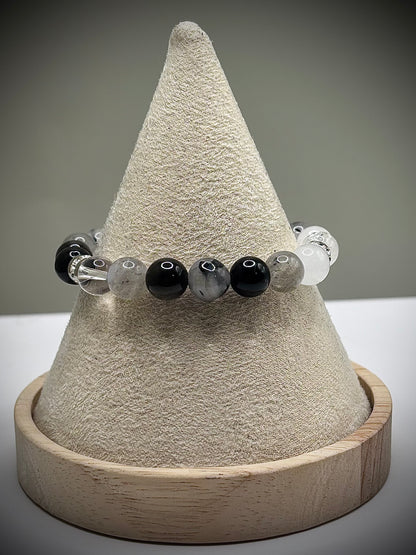 Гривна HOA „Ин & Ян“ от естествени камъни, ръчно изработена. Турмалин, лунен камък, обсидиан и лабрадорит в балансирана композиция за равновесие.