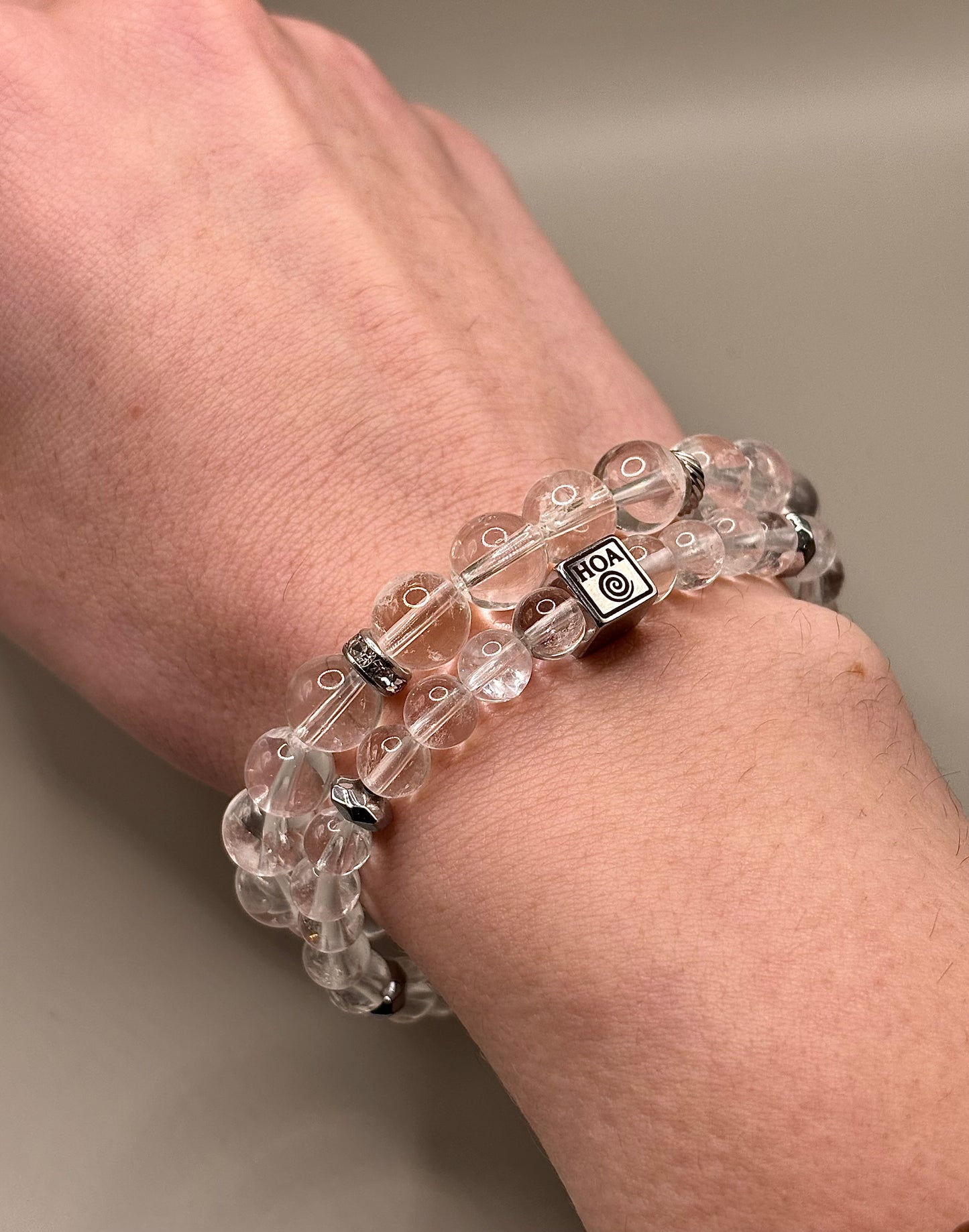 Изчистена минималистична гривна от напълно прозрачен планински кристал, универсално бижу за енергиен баланс и елегантна визия.