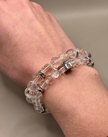 Изчистена минималистична гривна от напълно прозрачен планински кристал, универсално бижу за енергиен баланс и елегантна визия.