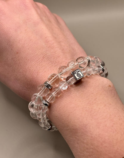 Изчистена минималистична гривна от напълно прозрачен планински кристал, универсално бижу за енергиен баланс и елегантна визия.