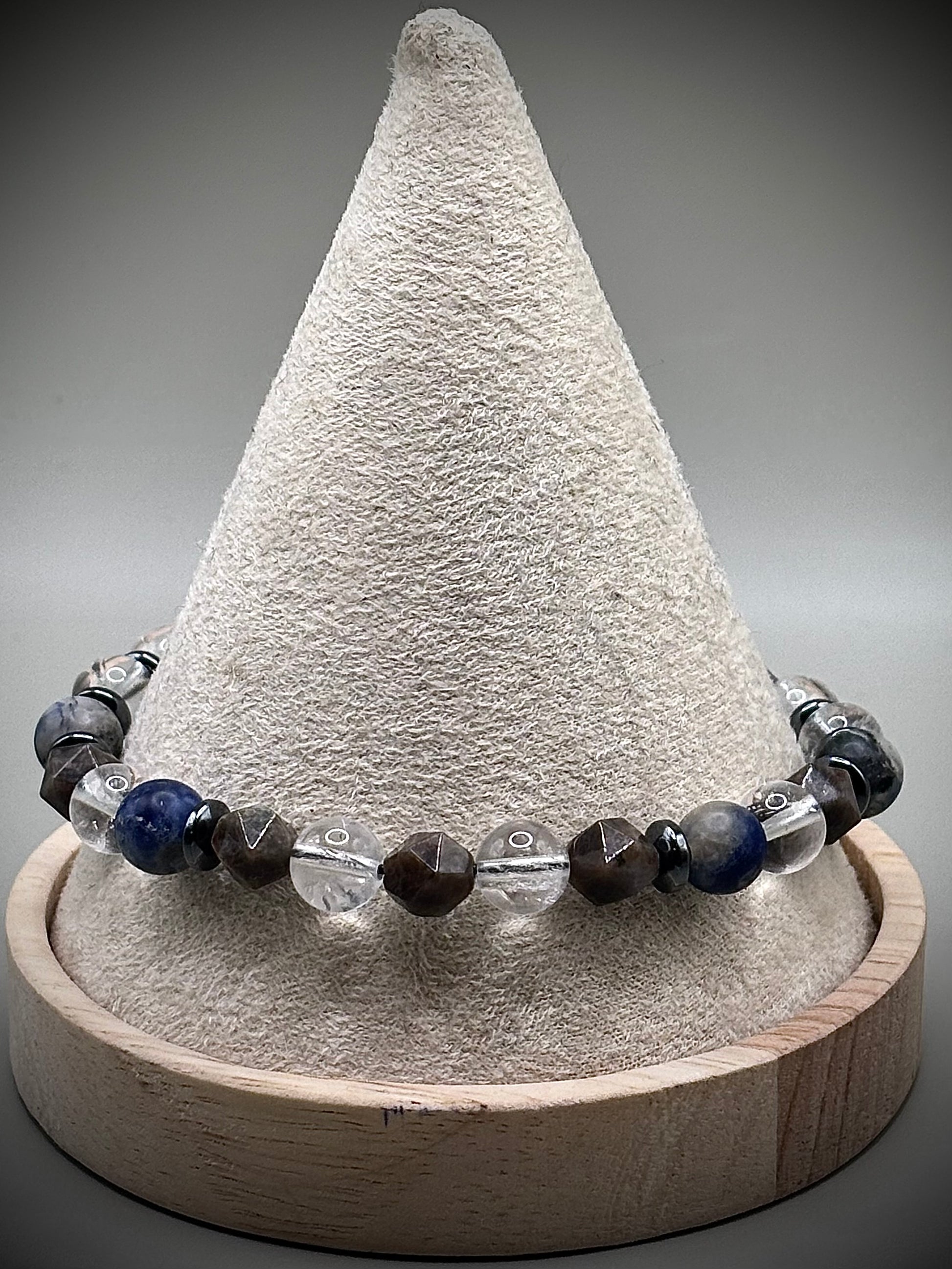 Луксозно енергийно бижу.Мъжка гривна  от естествени кристали – Лемурийски кристал, фасетиран кафяв лабрадорит и матов Содалит. Ексклузивна колекция Лемурия на House of Astrology.