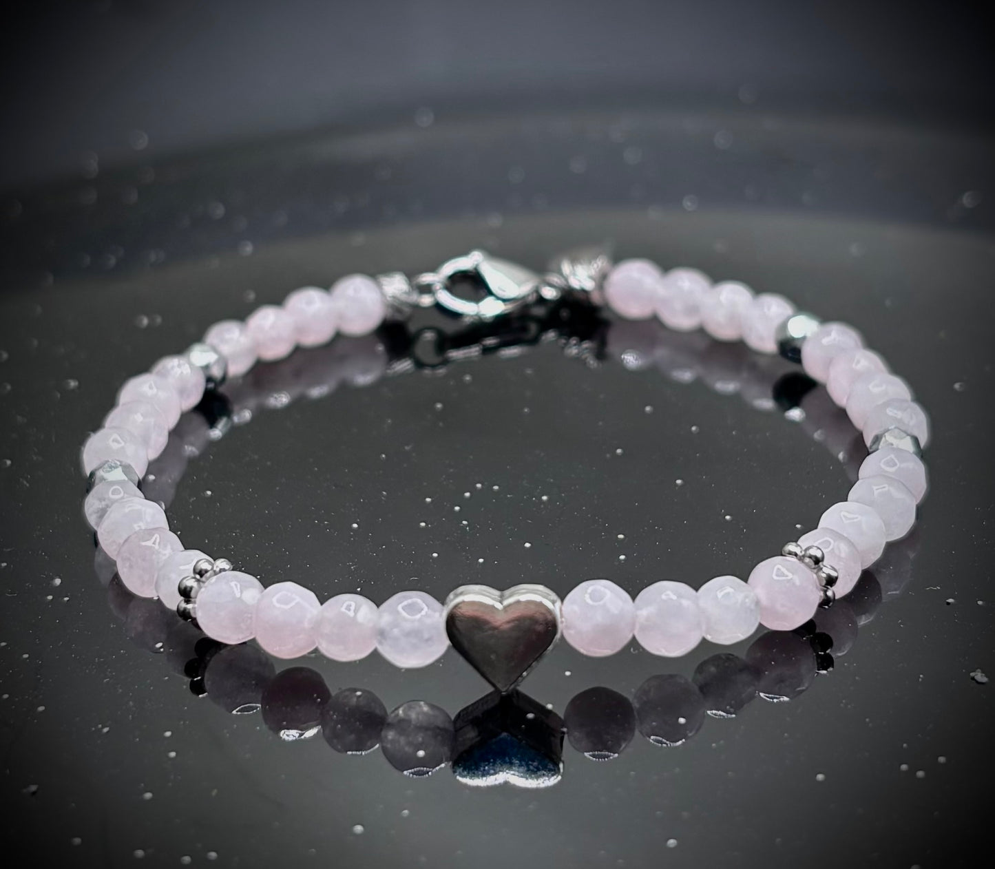 Лимитирана подаръчна кутия HOA от естествени камъни, ръчно изработена. Комплект с розов кварц – колие, гривна и кристал в луксозна композиция.