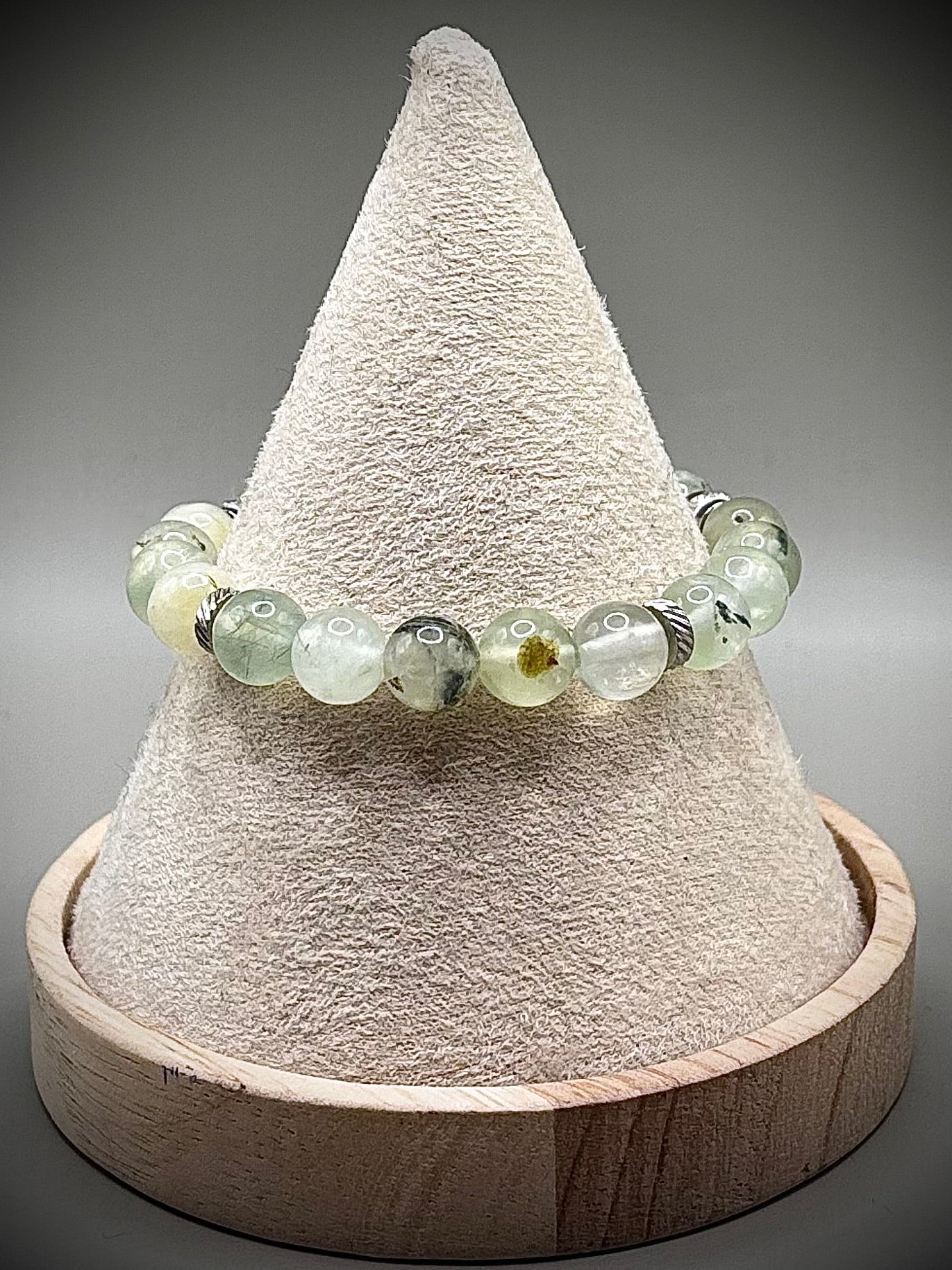 Оригинална бутикова гривна от естествен светлозелен пренит с полупрозрачна текстура, уникално ръчно изработено бижу за ценители.