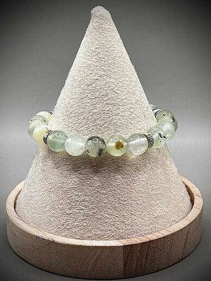 Оригинална бутикова гривна от естествен светлозелен пренит с полупрозрачна текстура, уникално ръчно изработено бижу за ценители.