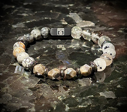 Мъжка гривна от естествени камъни – ларвикит, мексикански ахат (лудата дантела), кафяв лабрадорит, турмалинов кварц и кварц фантом, ръчно изработена от House of Astrology. Артефакт за защита, фокус и стабилно ментално присъствие.