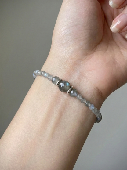 HOA Лабрадорит: Скритият Код - дамска гривна с фасетиран Лабрадорит