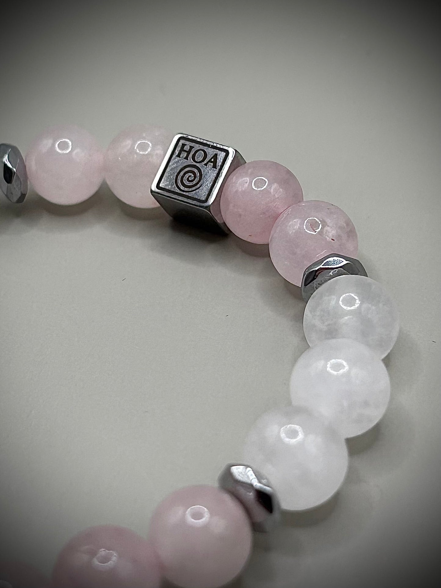 Гривна HOA „Лунна Роза“ от естествени камъни, ръчно изработена. Розов кварц и лунен камък в нежна и елегантна композиция.