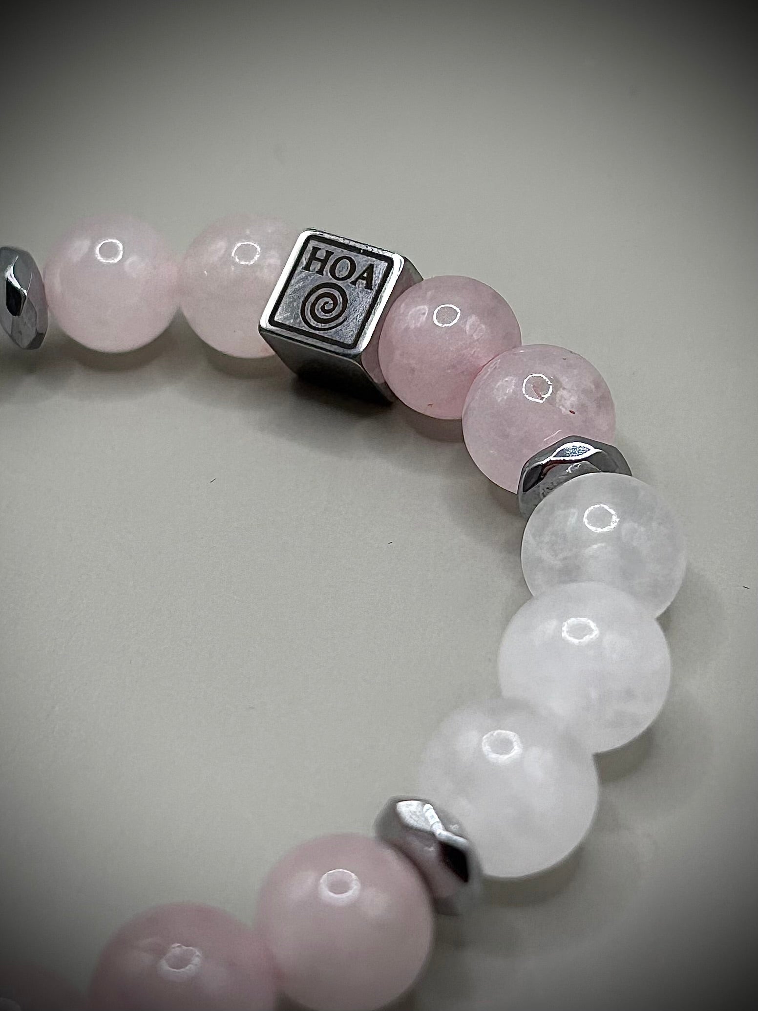 Гривна HOA „Лунна Роза“ от естествени камъни, ръчно изработена. Розов кварц и лунен камък в нежна и елегантна композиция.