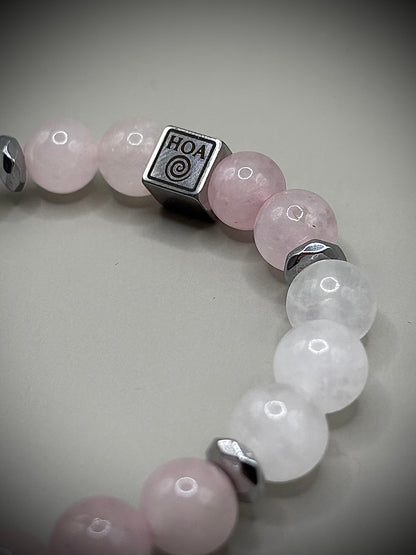 Гривна HOA „Лунна Роза“ от естествени камъни, ръчно изработена. Розов кварц и лунен камък в нежна и елегантна композиция.