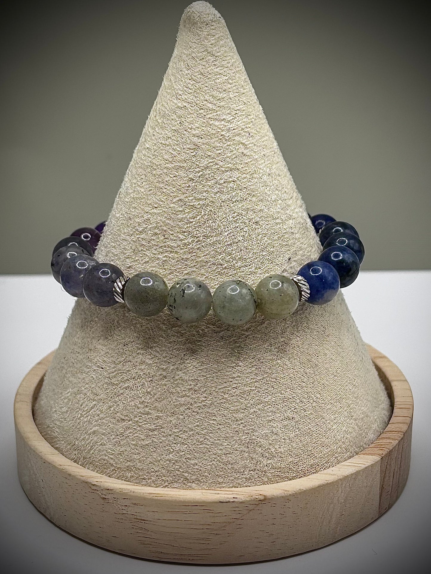 Гривна HOA „Шеста Чакра“ от естествени камъни, ръчно изработена. Лапис лазули, содалит и лабрадорит в дълбока композиция за яснота и фокус.