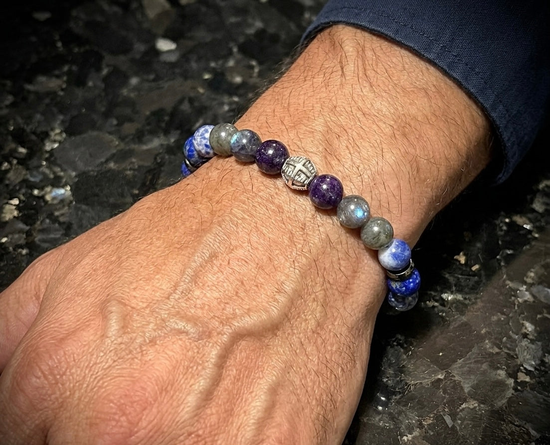 Мъжка гривна от естествени камъни – аметист, йолит, черен лабрадорит, содалит и лапис лазули, ръчно изработена от House of Astrology. Артефакт за интуиция, ментална яснота и вътрешно виждане.