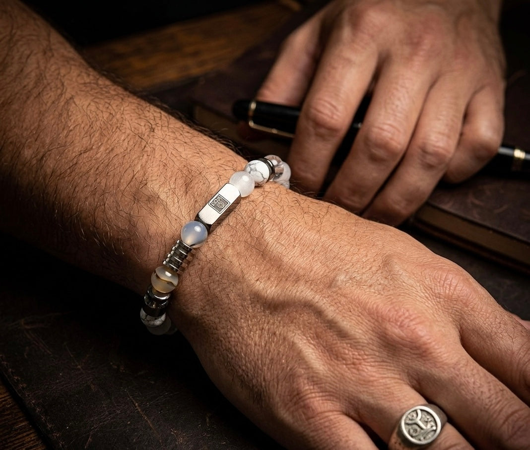 Мъжка гривна от естествени камъни – ахат, планински кристал, селенит, лунен камък и хаулит, ръчно изработена от House of Astrology. Артефакт за чистота, висше съзнание и енергийно пречистване.