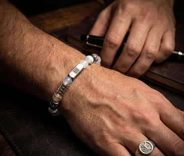 Мъжка гривна от естествени камъни – ахат, планински кристал, селенит, лунен камък и хаулит, ръчно изработена от House of Astrology. Артефакт за чистота, висше съзнание и енергийно пречистване.