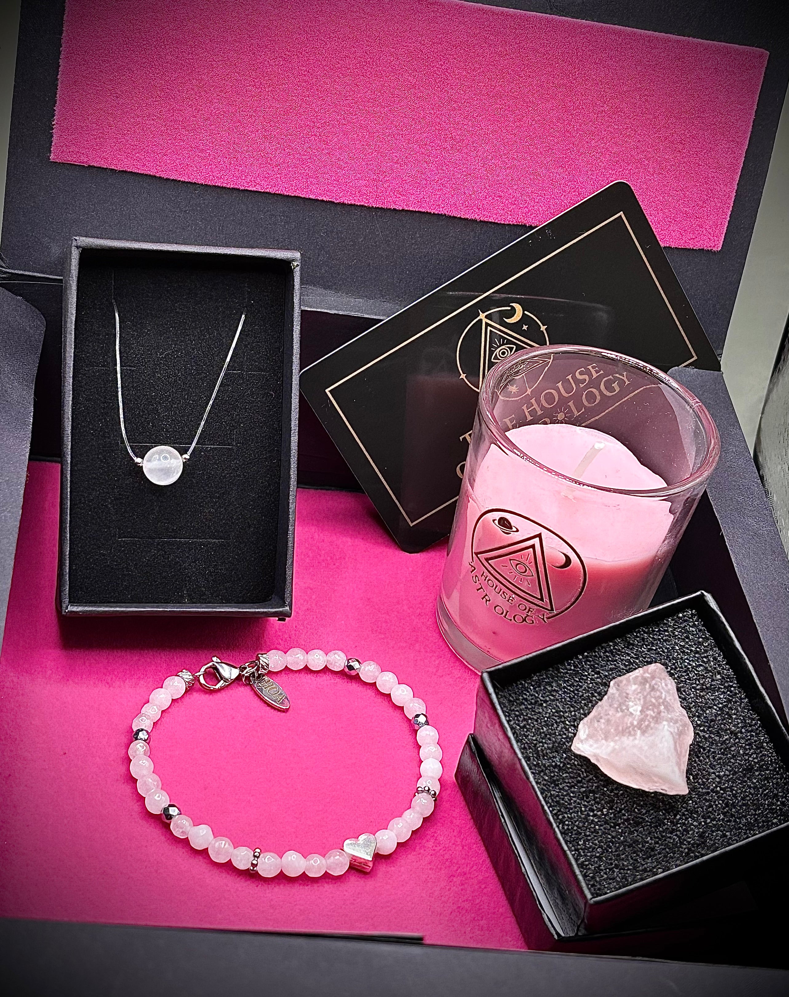 Лимитирана подаръчна кутия HOA от естествени камъни, ръчно изработена. Комплект с розов кварц – колие, гривна и кристал в луксозна композиция.