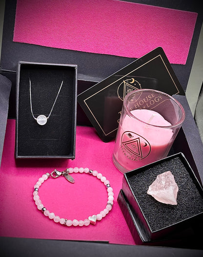 Лимитирана подаръчна кутия HOA от естествени камъни, ръчно изработена. Комплект с розов кварц – колие, гривна и кристал в луксозна композиция.