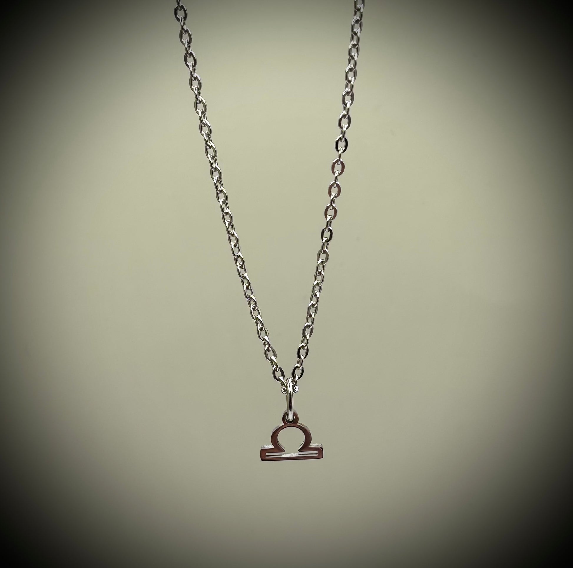 Колие HOA „Колие за зодия“ от медицинска стомана най-висок клас.