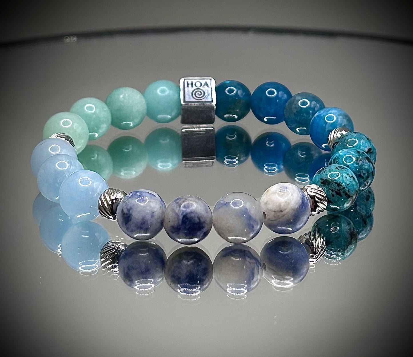 Гривна HOA „Пета Чакра“ от естествени камъни, ръчно изработена. Амазонит, аквамарин и апатит в хармонична композиция за изразяване и яснота.