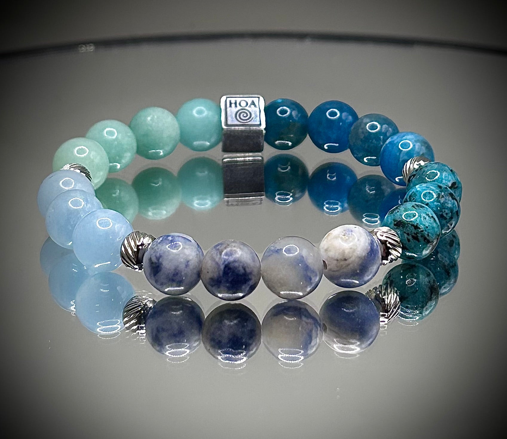 Гривна HOA „Пета Чакра“ от естествени камъни, ръчно изработена. Амазонит, аквамарин и апатит в хармонична композиция за изразяване и яснота.
