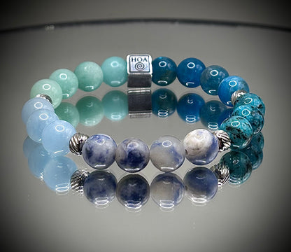 Гривна HOA „Пета Чакра“ от естествени камъни, ръчно изработена. Амазонит, аквамарин и апатит в хармонична композиция за изразяване и яснота.