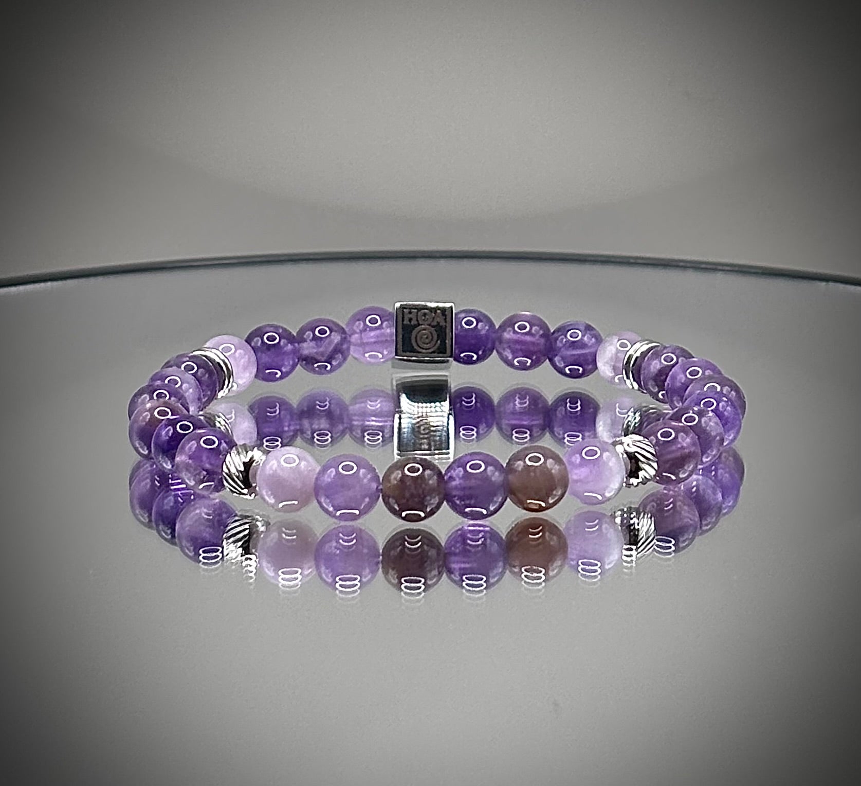 Дамска енергийна гривна от естествен лилав аметист, ръчно изработена с гладки полирани мъниста, подходяща за подарък и медитация.