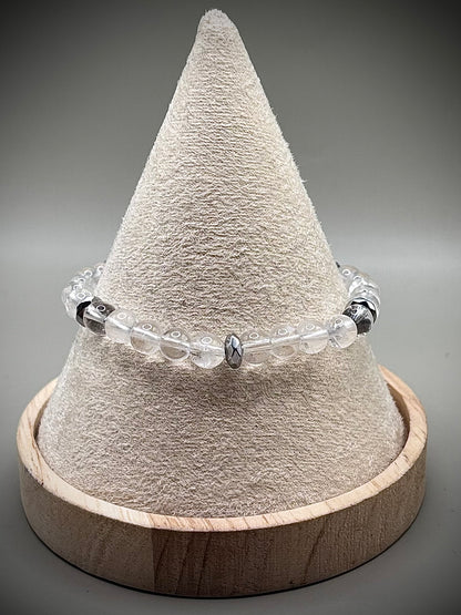 Изчистена минималистична гривна от напълно прозрачен планински кристал, универсално бижу за енергиен баланс и елегантна визия.