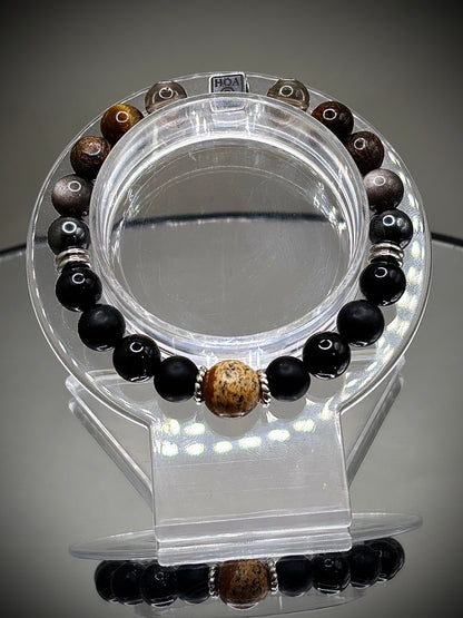 Гривна HOA „Земна Звезда“ от естествени камъни, ръчно изработена. Оникс, опушен кварц и турмалин в силна композиция за стабилност и заземяване.