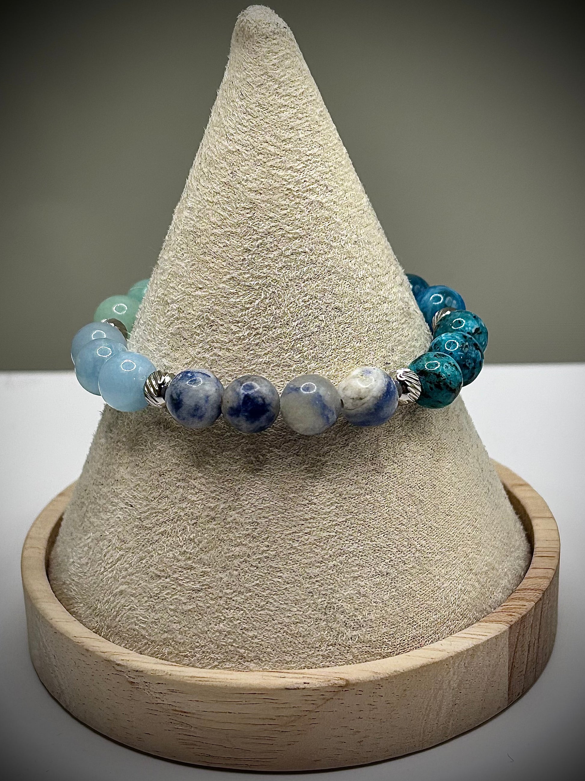 Гривна HOA „Пета Чакра“ от естествени камъни, ръчно изработена. Амазонит, аквамарин и апатит в хармонична композиция за изразяване и яснота.