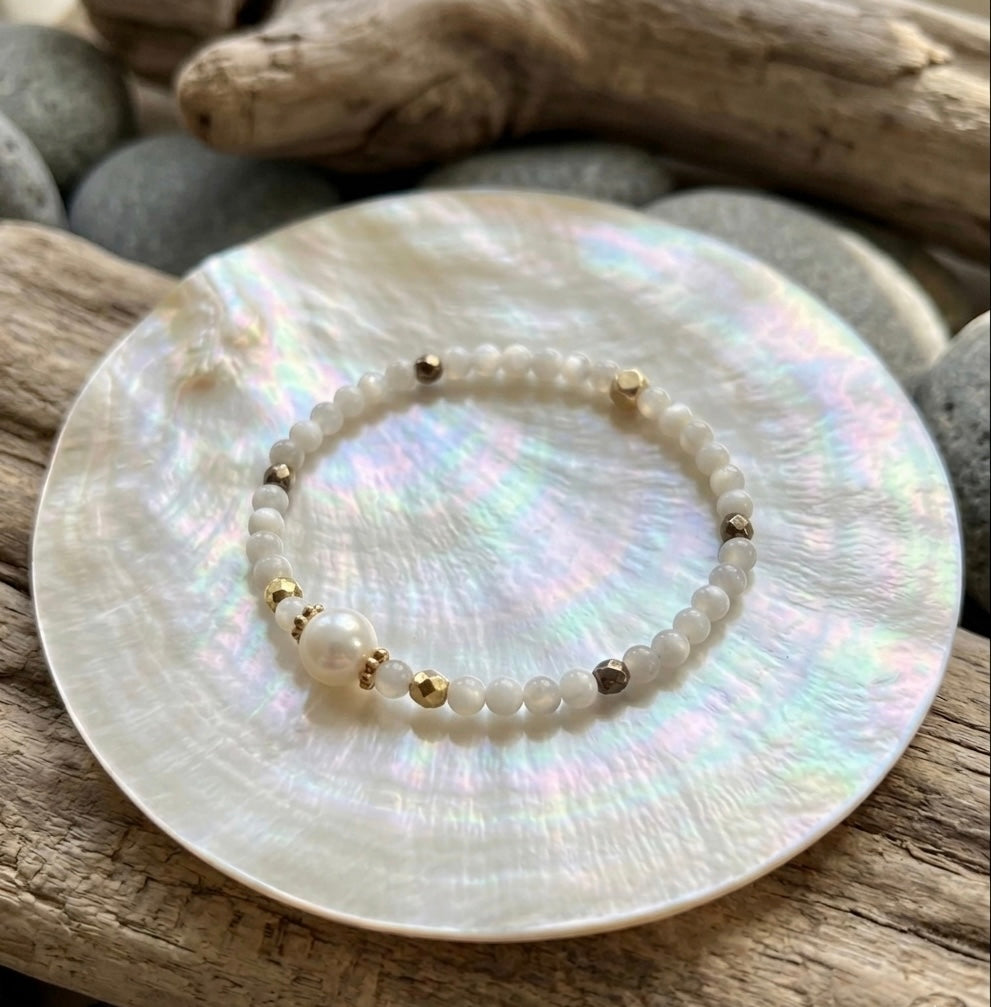 Луксозна дамска гривна от естествен Седеф със златни детайли. Ръчно изработен артефакт от колекция Lemurian Bloodline на House of Astrology.