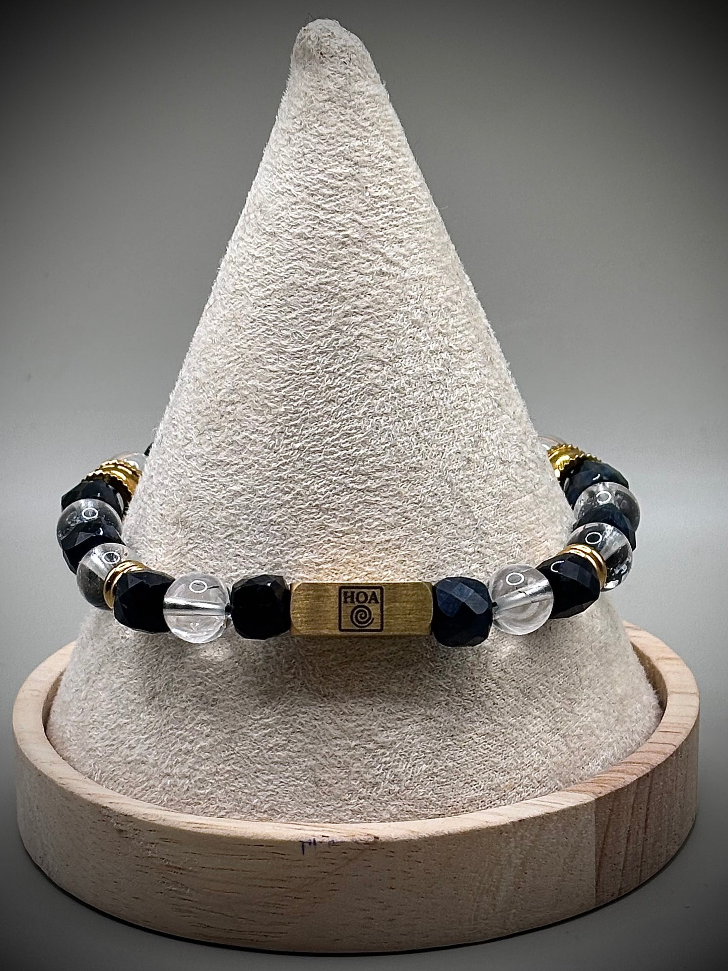 Луксозно енергийно бижу. Мъжка гривна от естествени кристали – Лемурийски кристал и фасетирано Сиколово око. Ексклузивна колекция Лемурия на House of Astrology.