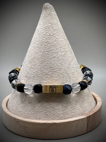 Луксозно енергийно бижу. Мъжка гривна от естествени кристали – Лемурийски кристал и фасетирано Сиколово око. Ексклузивна колекция Лемурия на House of Astrology.