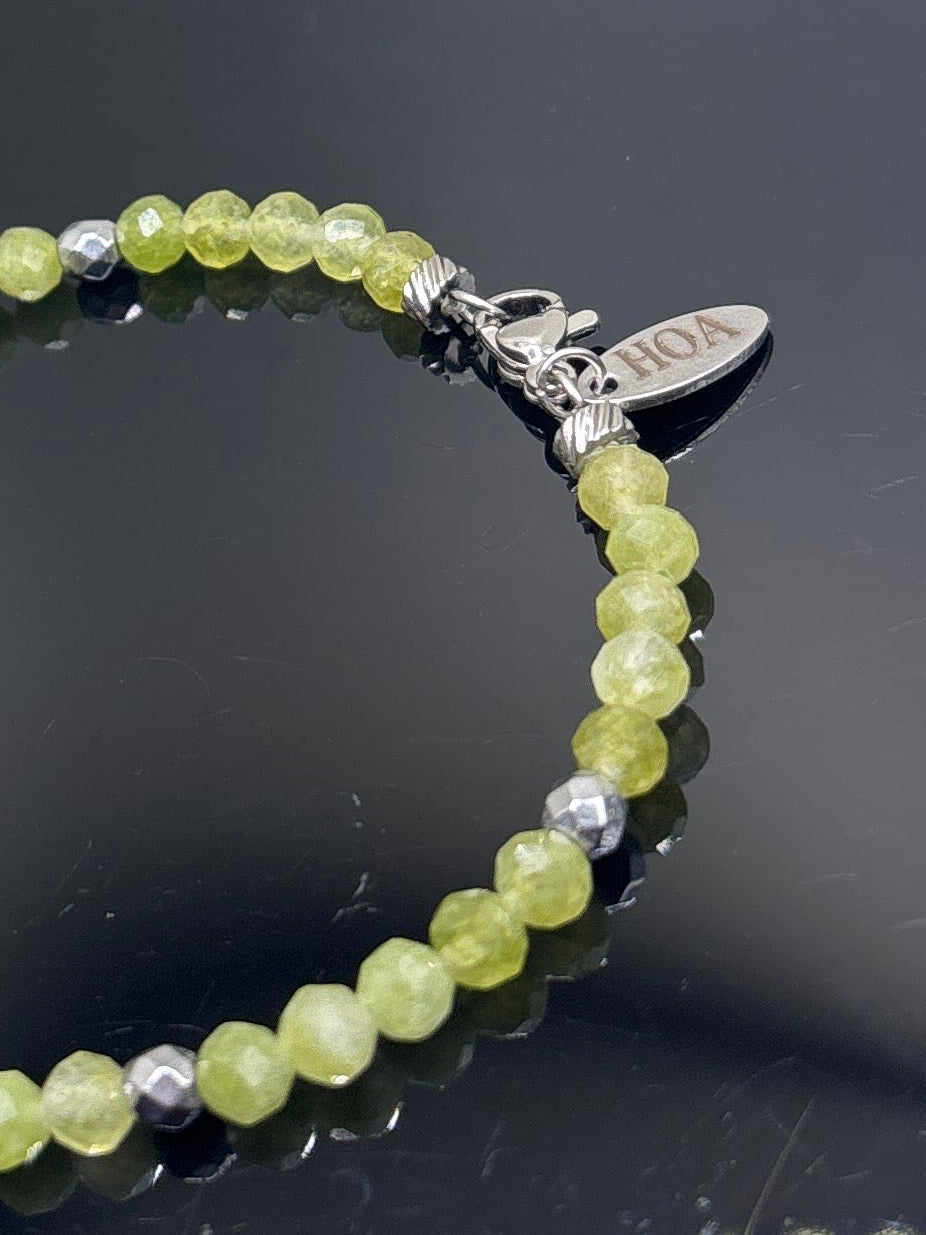 Ръчно изработена гривна от естествен перидот с фасетирани мъниста и метален елемент, елегантно бижу в свеж зелен цвят и фин блясък