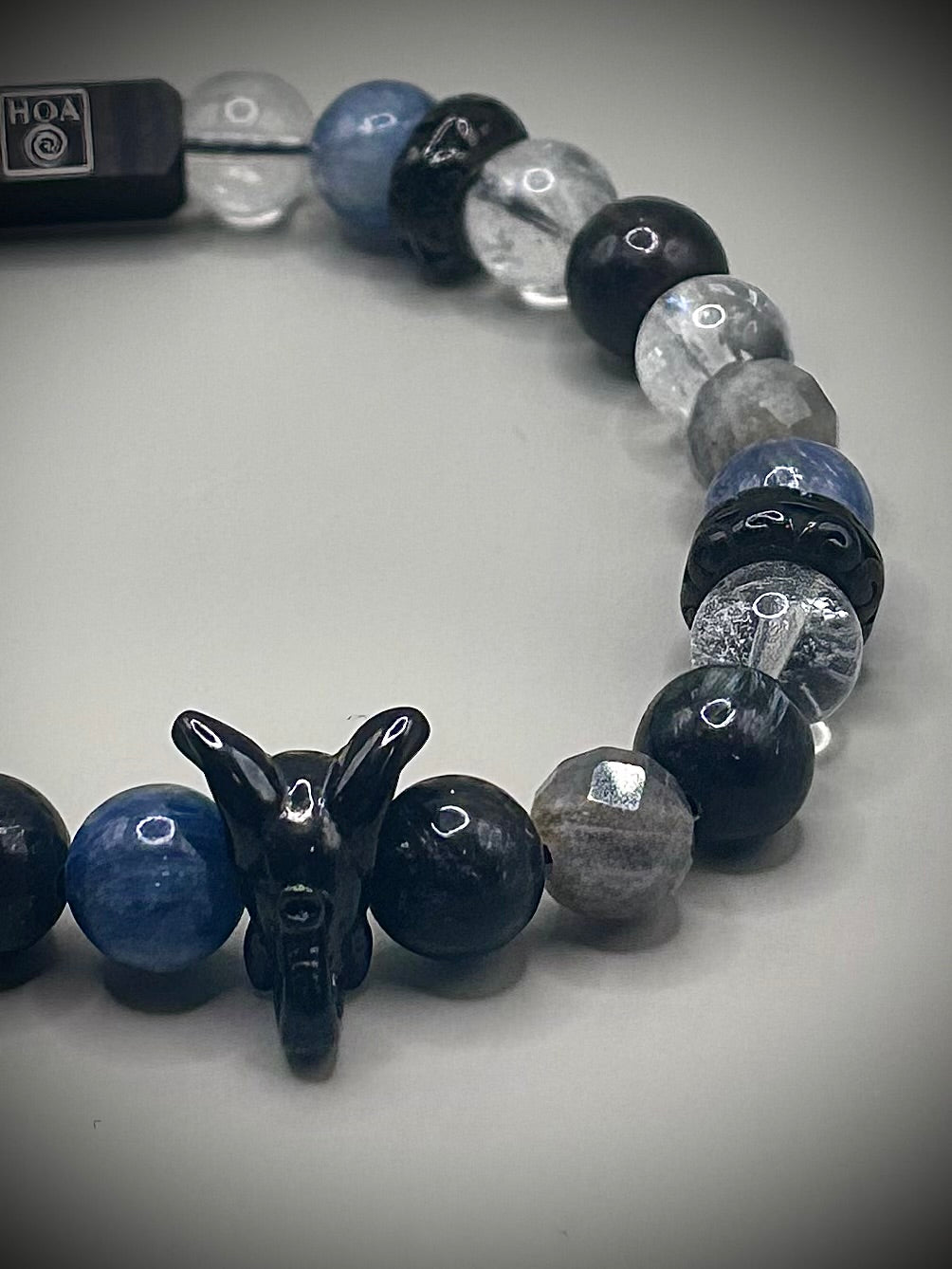 Луксозно енергийно бижу, мъжка гривна от естествени кристали – Кианит, Лемурийски кристал, Астрофилит, Лабрадорит. Ексклузивна колекция Лемурия на House of Astrology.