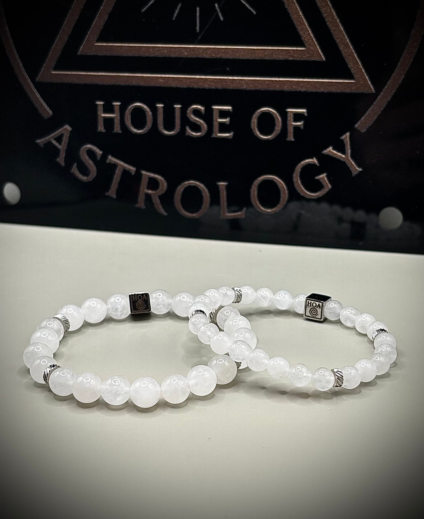 Фина дамска гривна от истински лунен камък с характерен мистичен синкав блясък, перфектен нежен аксесоар от естествени минерали.