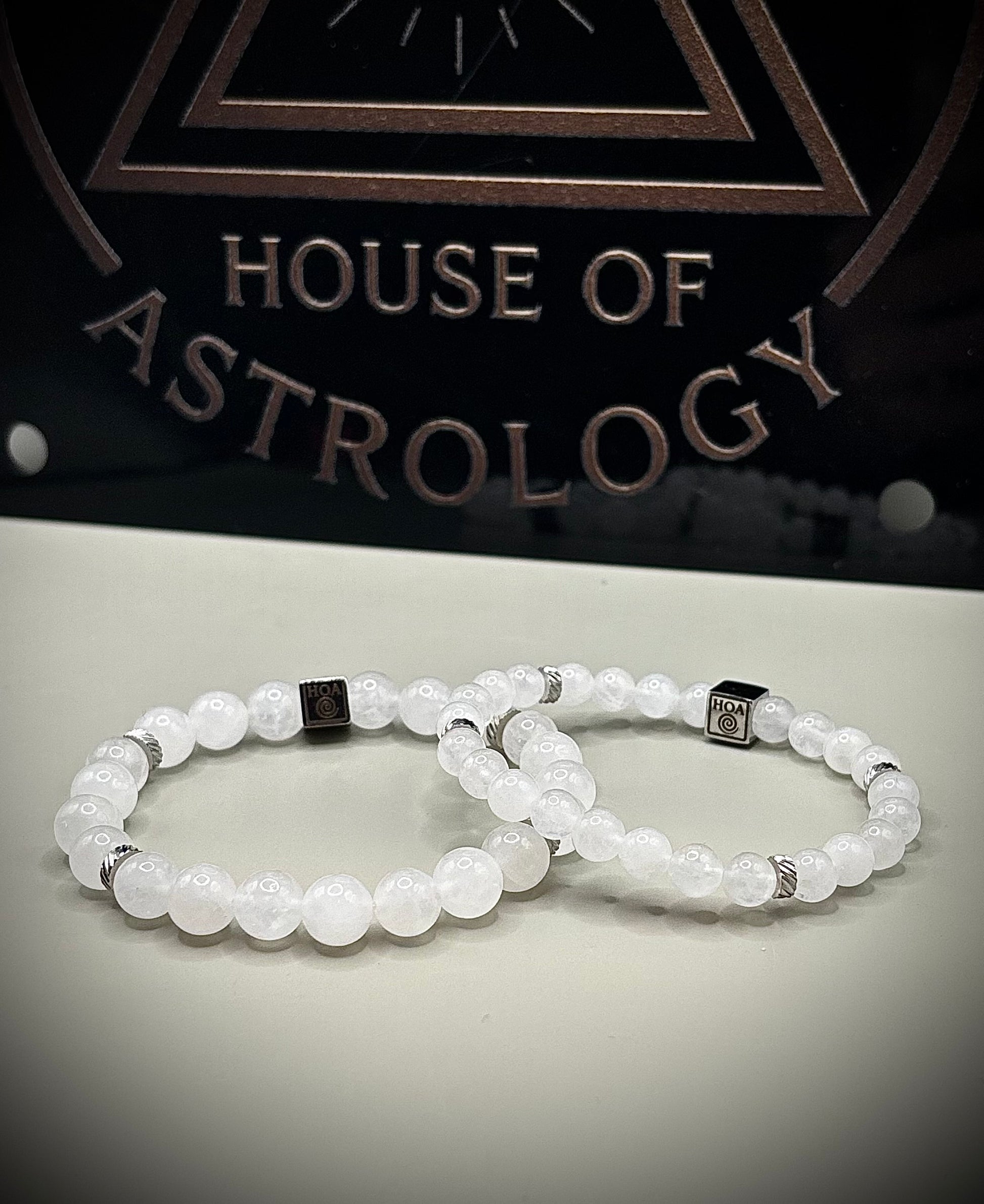 Фина дамска гривна от истински лунен камък с характерен мистичен синкав блясък, перфектен нежен аксесоар от естествени минерали.