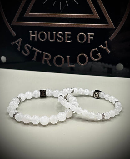 Фина дамска гривна от истински лунен камък с характерен мистичен синкав блясък, перфектен нежен аксесоар от естествени минерали.