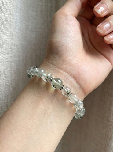 Гривна HOA „Кварц фантом“ от естествени камъни, ръчно изработена. Висок клас кварц фантом в уникален и дълбок дизайн.