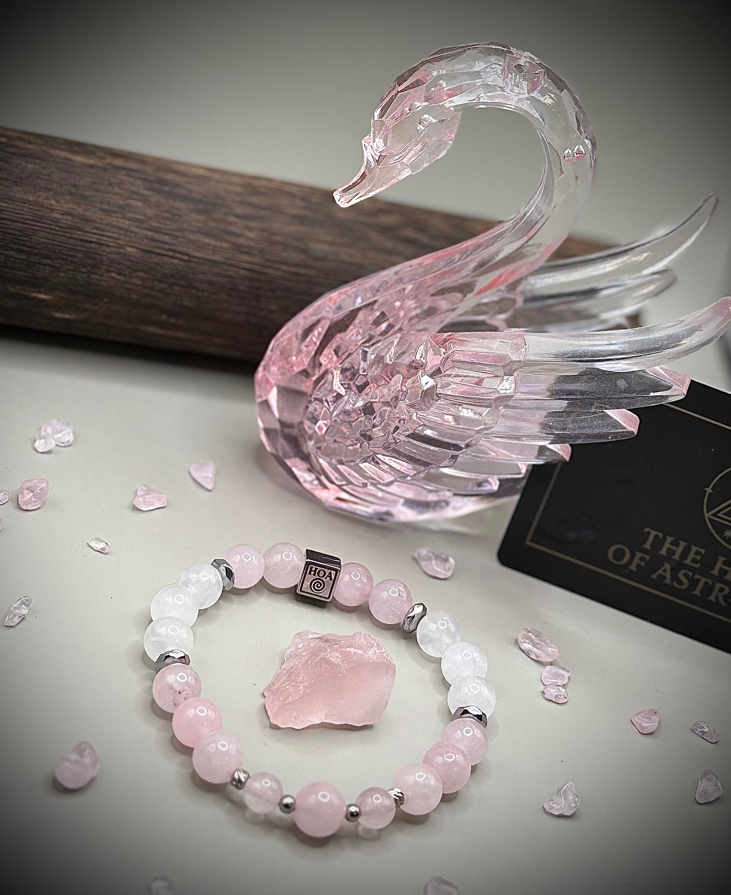 Гривна HOA „Лунна Роза“ от естествени камъни, ръчно изработена. Розов кварц и лунен камък в нежна и елегантна композиция.