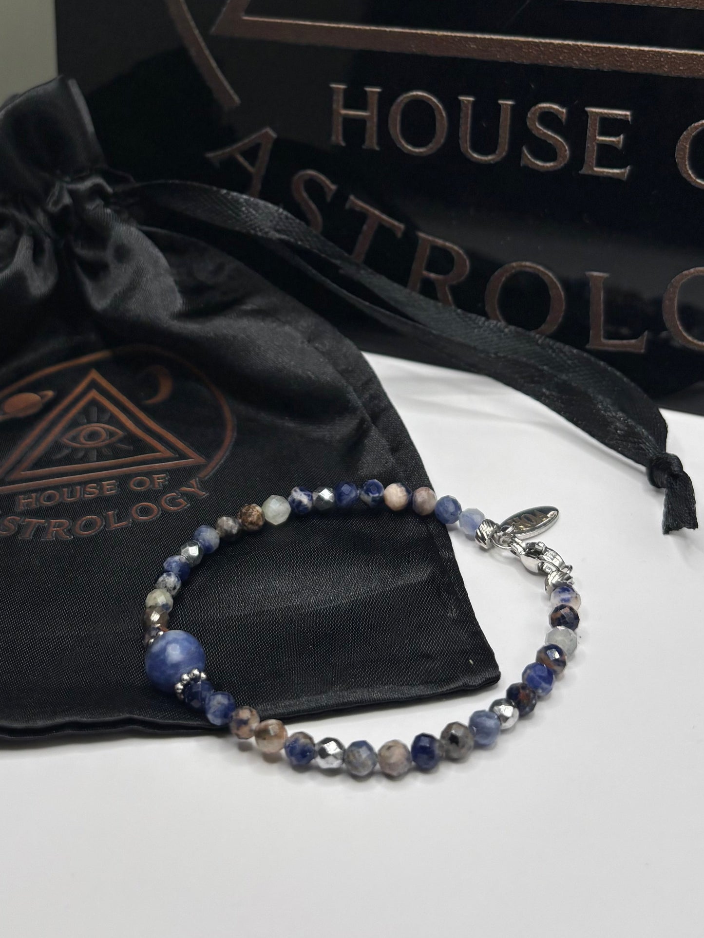 HOA Содалит: Гласът на Истината - дамска гривна с фасетиран Содалит