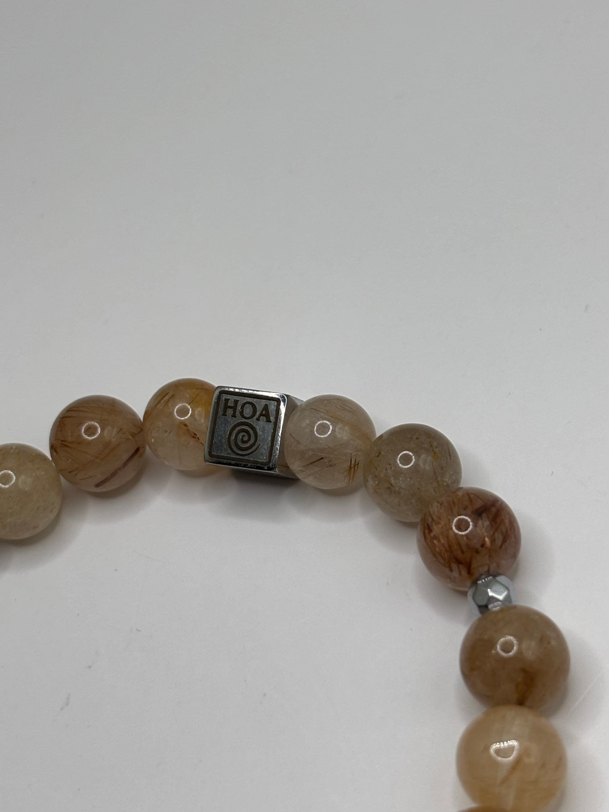 Гривна HOA „Рутилов кварц“ от естествени камъни, ръчно изработена. Висок клас рутилов кварц в светъл и изразителен стил.