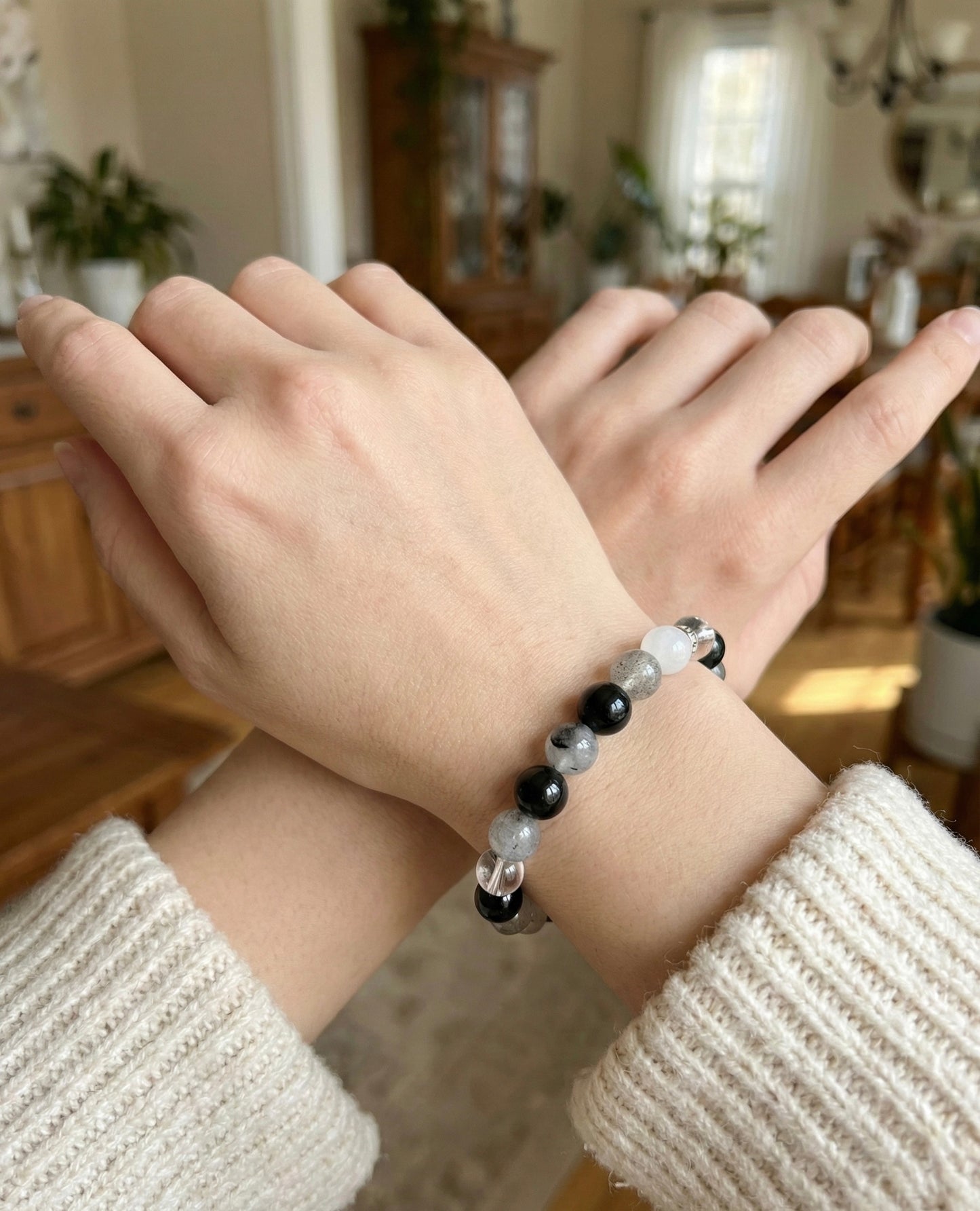 Гривна HOA „Ин & Ян“ от естествени камъни, ръчно изработена. Турмалин, лунен камък, обсидиан и лабрадорит в балансирана композиция за равновесие.