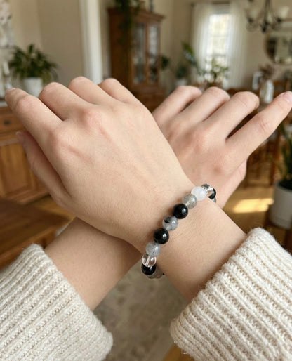 Гривна HOA „Ин & Ян“ от естествени камъни, ръчно изработена. Турмалин, лунен камък, обсидиан и лабрадорит в балансирана композиция за равновесие.