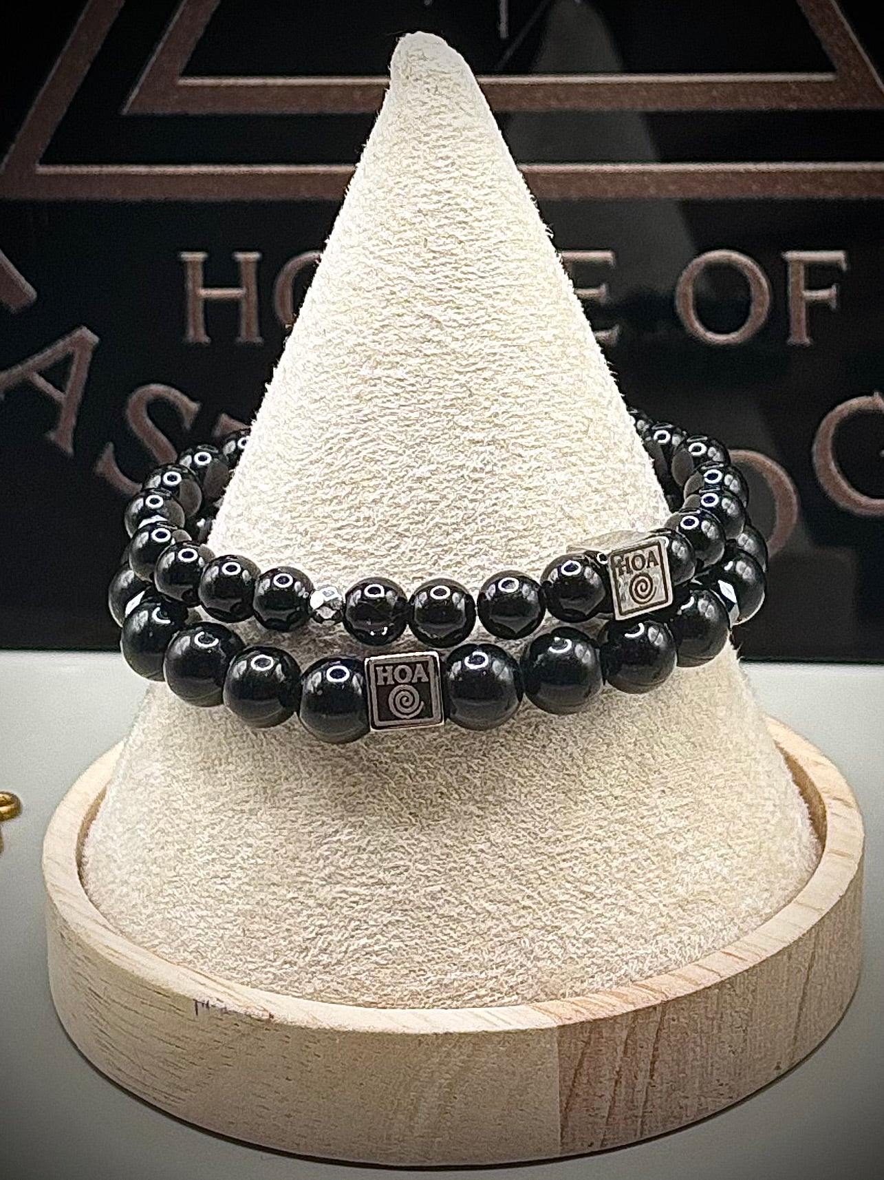 Мощна защитна гривна от плътен черен турмалин, ръчно нанизана с тъмни кристали за изчистване на негативната енергия.